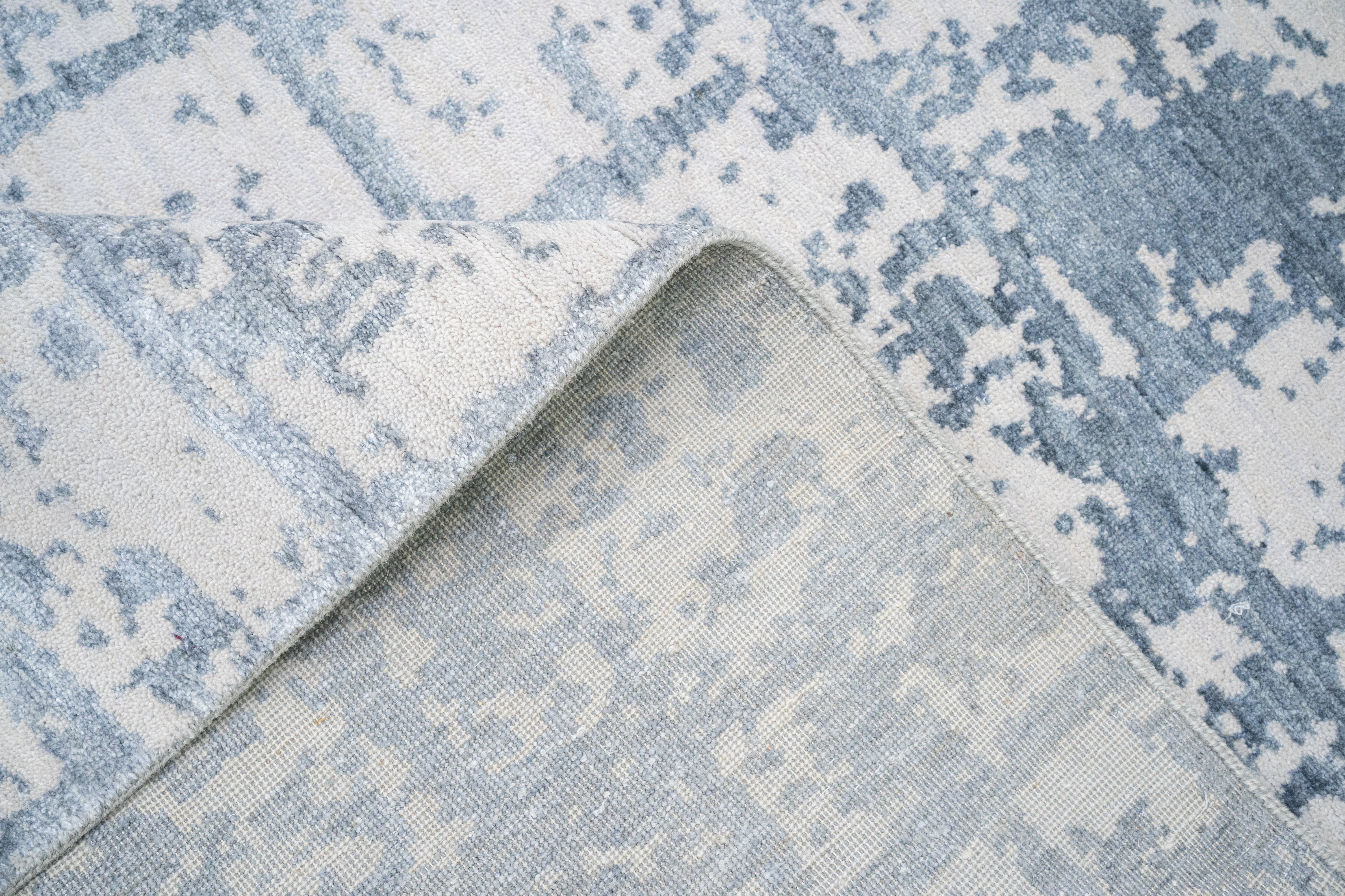 Handknotted Carpet, DIA- 975 CHECK, Platinum & AuroMetalSaurus